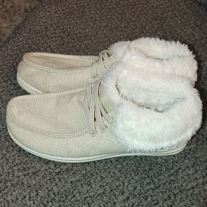 Magellan Outdoors Cream Fur-Lined Shoes